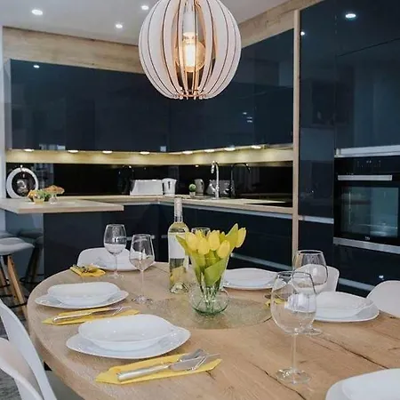 Apartman In Okrug Gornji With Terrace, Air Condition, Wifi, Washing Machine