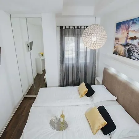 In Okrug Gornji With Terrace, Air Condition, Wifi, Washing Machine *