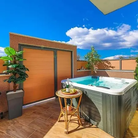 In Okrug Gornji With Terrace, Air Condition, Wifi, Washing Machine Apartman Trogir