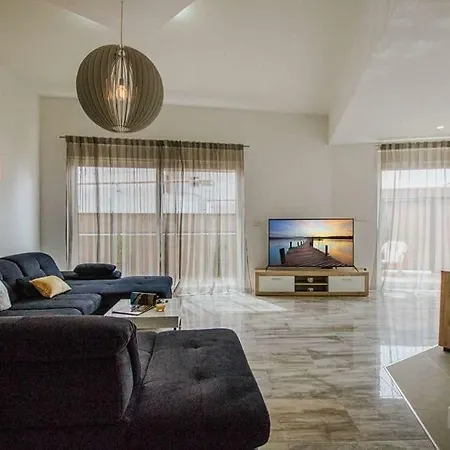 Apartman In Okrug Gornji With Terrace, Air Condition, Wifi, Washing Machine Trogir