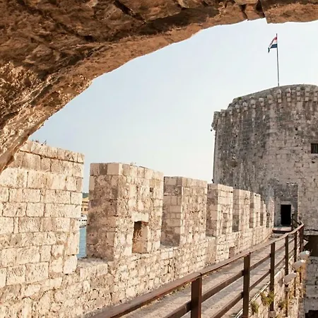 In Okrug Gornji With Terrace, Air Condition, Wifi, Washing Machine *