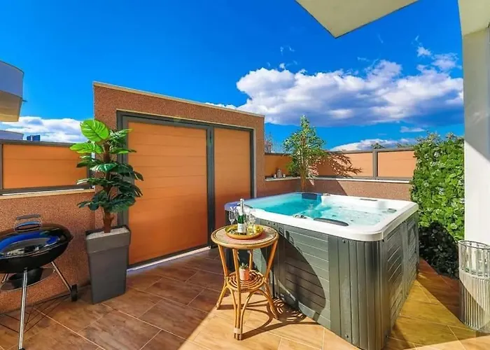 In Okrug Gornji With Terrace, Air Condition, Wifi, Washing Machine Apartament Trogir