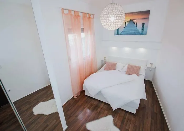 In Okrug Gornji With Terrace, Air Condition, Wifi, Washing Machine Apartament