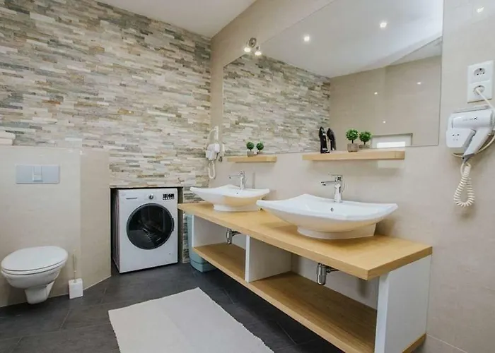 In Okrug Gornji With Terrace, Air Condition, Wifi, Washing Machine