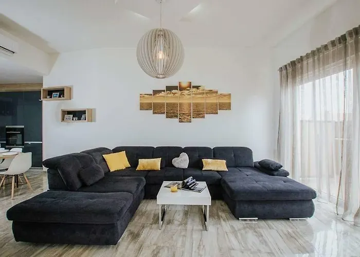 Apartament In Okrug Gornji With Terrace, Air Condition, Wifi, Washing Machine Trogir