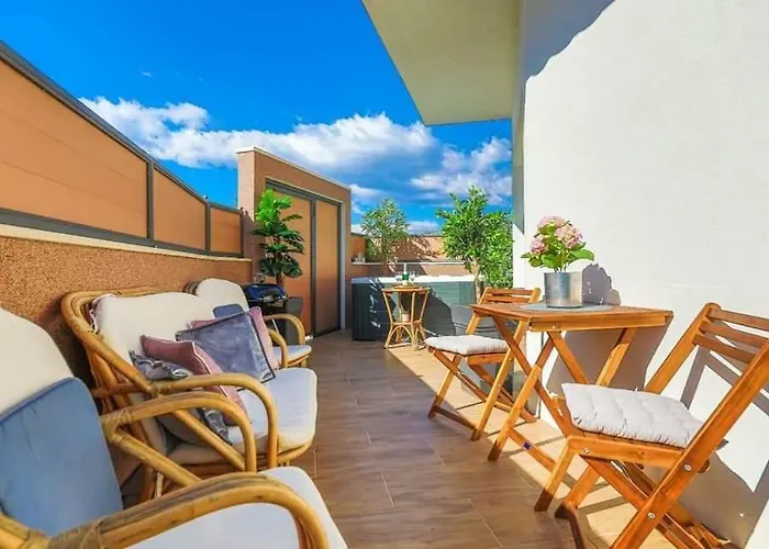 In Okrug Gornji With Terrace, Air Condition, Wifi, Washing Machine Apartament Trogir