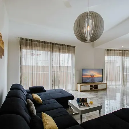 In Okrug Gornji With Terrace, Air Condition, Wifi, Washing Machine * トロギール