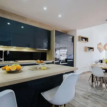 In Okrug Gornji With Terrace, Air Condition, Wifi, Washing Machine * Traù