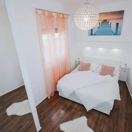 In Okrug Gornji With Terrace, Air Condition, Wifi, Washing Machine アパート