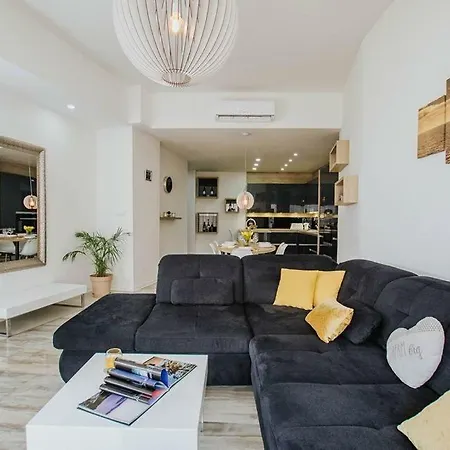 In Okrug Gornji With Terrace, Air Condition, Wifi, Washing Machine * トロギール