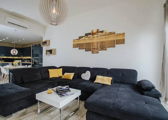 In Okrug Gornji With Terrace, Air Condition, Wifi, Washing Machine *