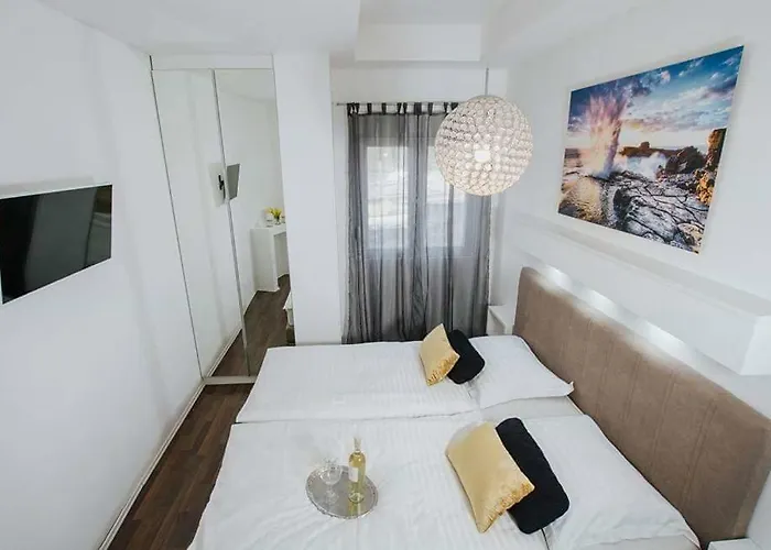 In Okrug Gornji With Terrace, Air Condition, Wifi, Washing Machine *