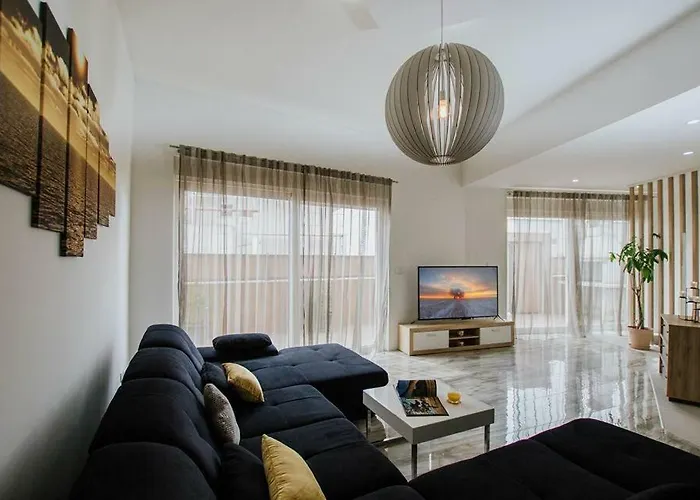 In Okrug Gornji With Terrace, Air Condition, Wifi, Washing Machine * 特罗吉尔