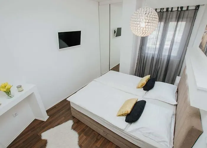 In Okrug Gornji With Terrace, Air Condition, Wifi, Washing Machine