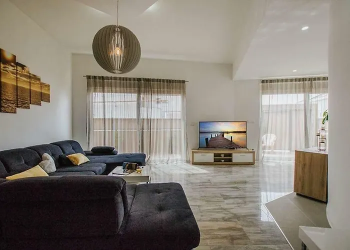 公寓 In Okrug Gornji With Terrace, Air Condition, Wifi, Washing Machine 特罗吉尔