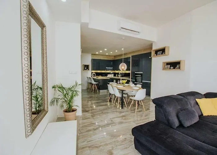 In Okrug Gornji With Terrace, Air Condition, Wifi, Washing Machine