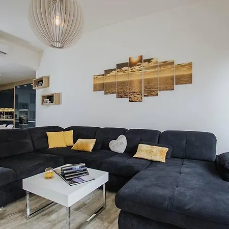 In Okrug Gornji With Terrace, Air Condition, Wifi, Washing Machine *