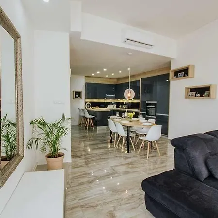 In Okrug Gornji With Terrace, Air Condition, Wifi, Washing Machine