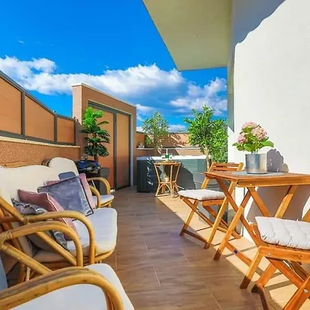 In Okrug Gornji With Terrace, Air Condition, Wifi, Washing Machine Apartment Trogir